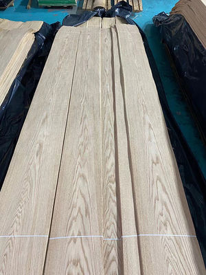 Cricut cortou horizontalmente o ferro de madeira do comprimento 250cm do folheado na largura do folheado 0.45mm do carvalho